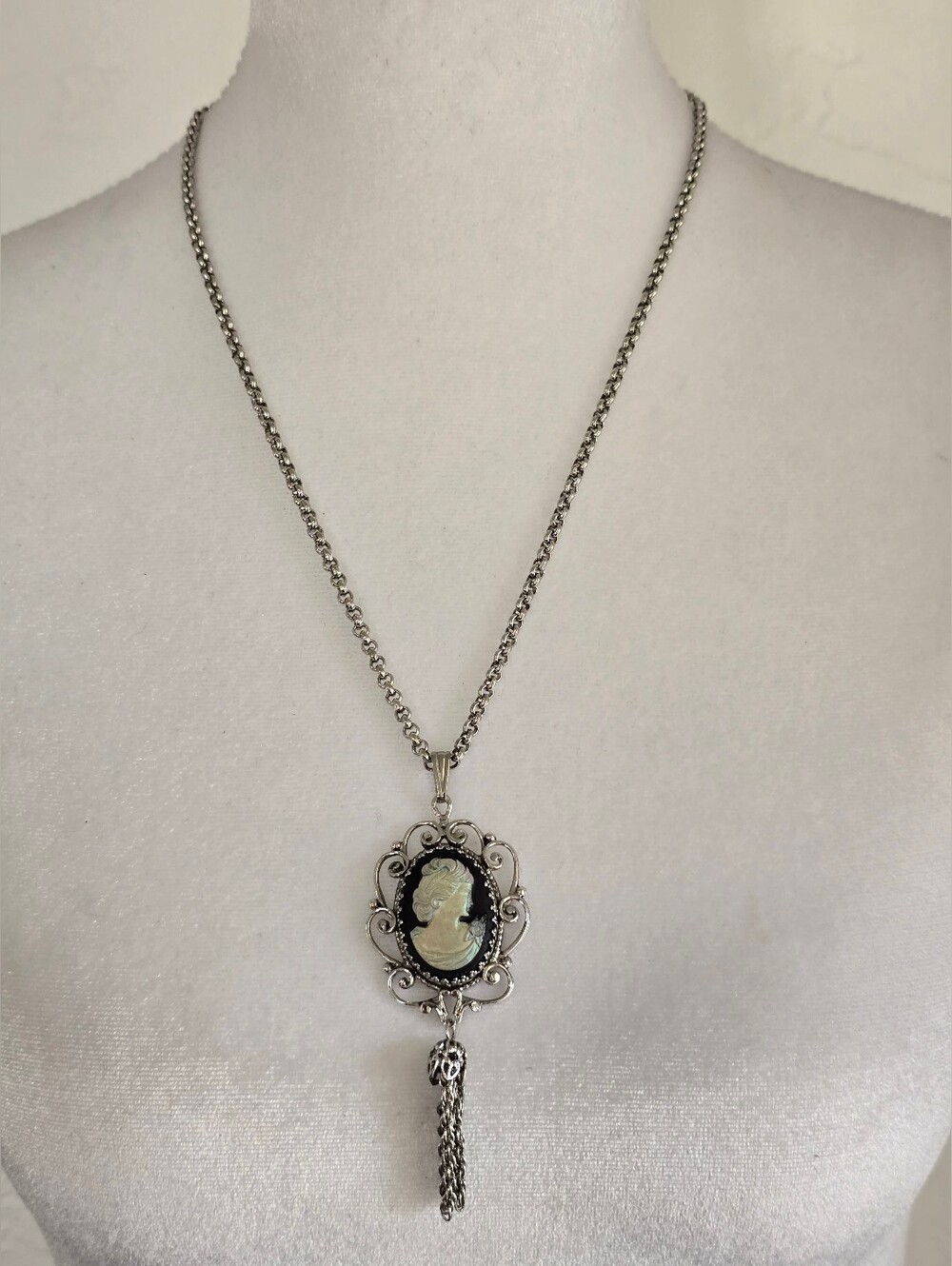 Vintage 1970s Whiting & Davis Iridescent Cameo Pendant Necklace